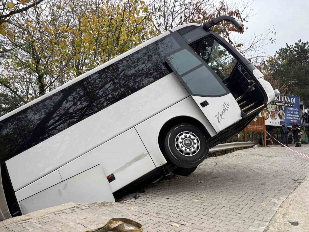 Kocaeli’nin Kartepe ilçesinde park halindeyken hareket eden tur otobüsü bariyeri
