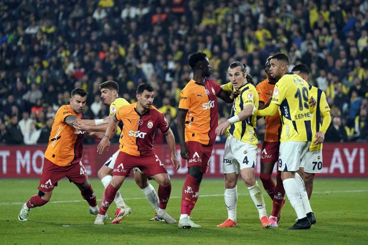 Fenerbahçe ile Galatasaray yarın oynanacak derbiyle 404. kez rakip olacak.
