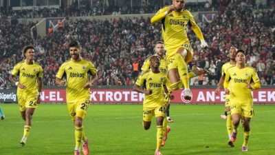 Fenerbahçe, Trendyol Süper Lig’de yarın oynayacağı Beşiktaş derbisini kazanarak zirve