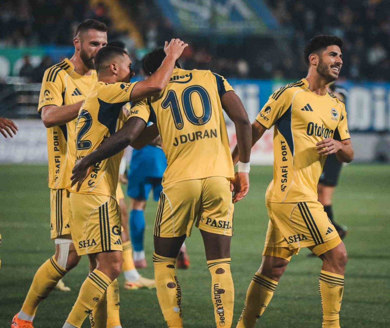Fenerbahçe, Trendyol Süper Lig’de Çaykur Rizespor’u 5-2 yenerken rakibine karşı