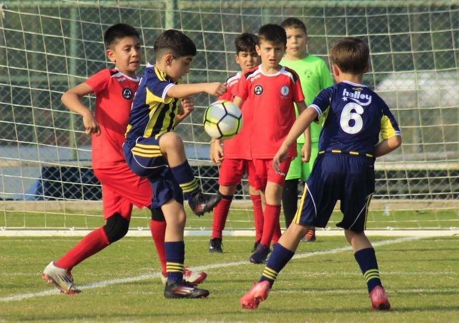 Kuşadası’nda düzenlenen Atatürk Kupasında Fenerbahçe Akademi’yi eleyerek finale yükselen Denizlili