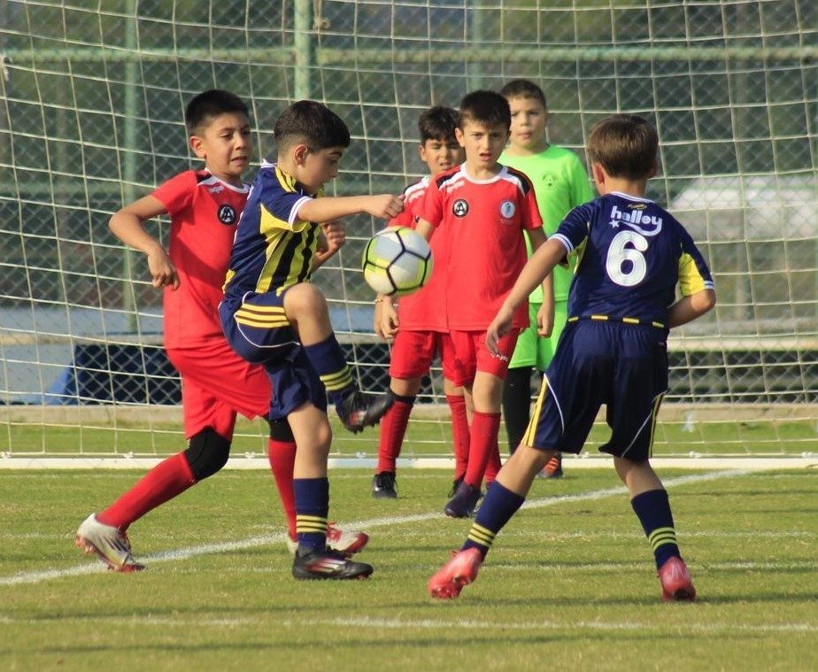 Kuşadası’nda düzenlenen Atatürk Kupasında Fenerbahçe Akademi’yi eleyerek finale yükselen Denizlili