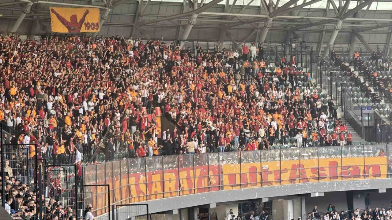 Galatasaray taraftarları, eski kaptanları olan Kocaelispor Teknik Direktörü Selçuk İnan