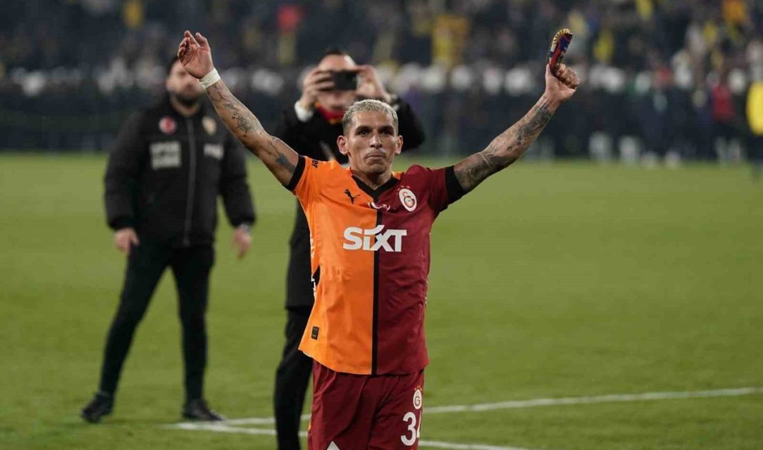 Galatasaraylı futbolcular Lucas Torreira ile Barış Alper Yılmaz, Fenerbahçe’ye karşı