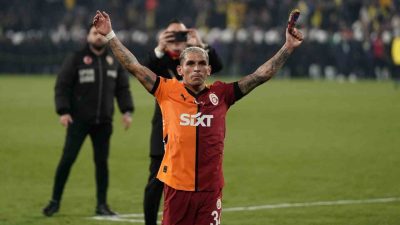 Galatasaraylı futbolcular Lucas Torreira ile Barış Alper Yılmaz, Fenerbahçe’ye karşı