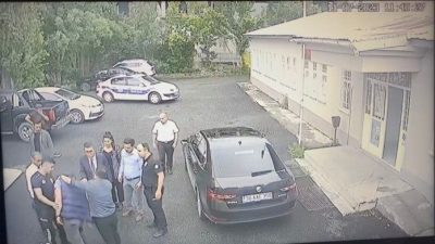 Kars’ta, araç parkı yüzünden gazeteci ile tartışan koruma polisi, hükmün