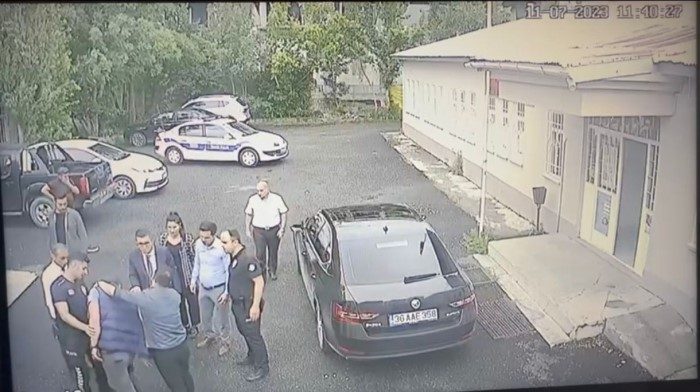 Kars’ta, araç parkı yüzünden gazeteci ile tartışan koruma polisi, hükmün