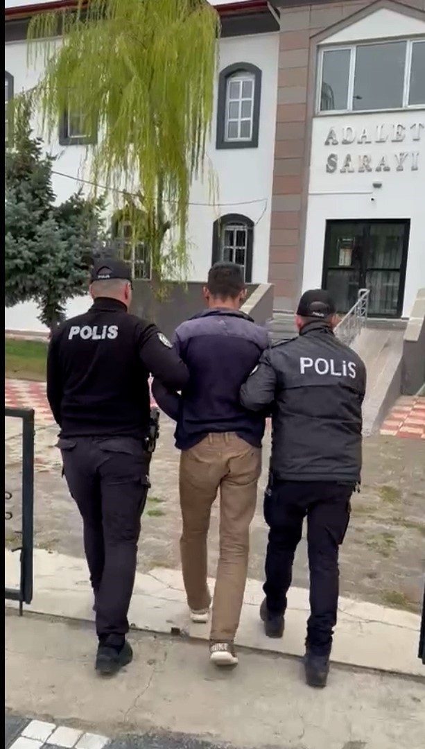 Sivas’ın Gemerek ilçesinde uyuşturucu kullanmak suçuyla aranan şahıs yakalandı. Sivas