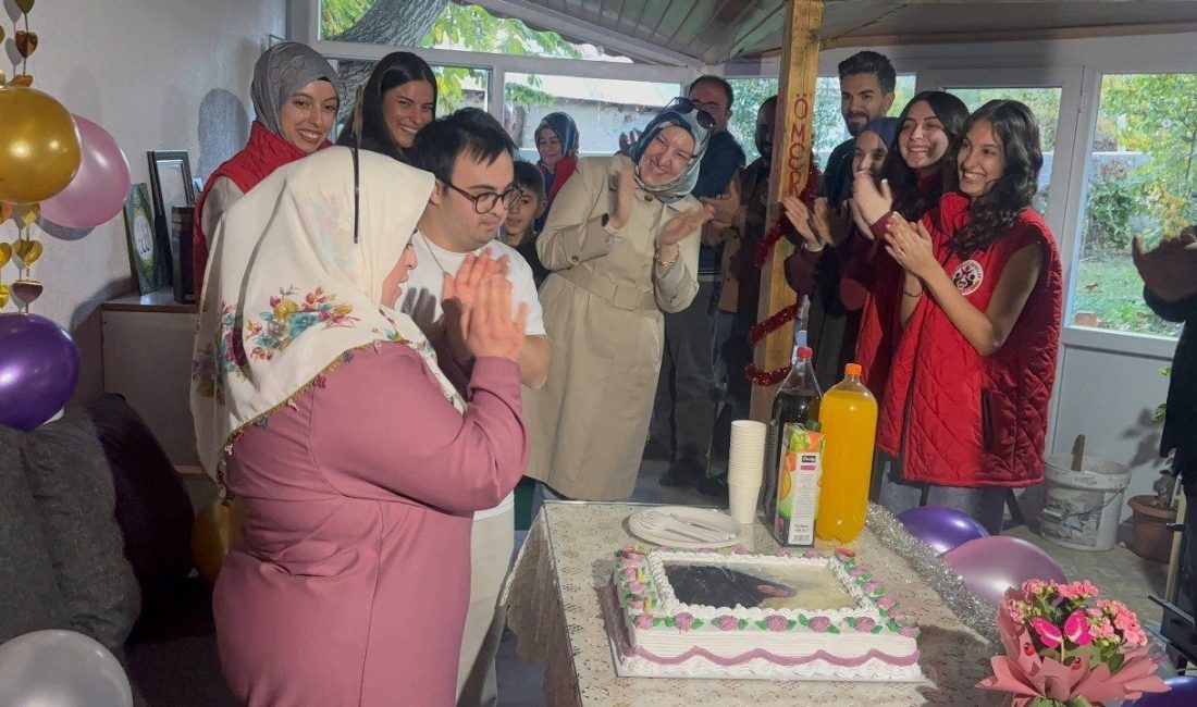 Erzincan’da gönüllü gençler, down sendromlu kardeşler Sümeyra ve Ahmet Demir