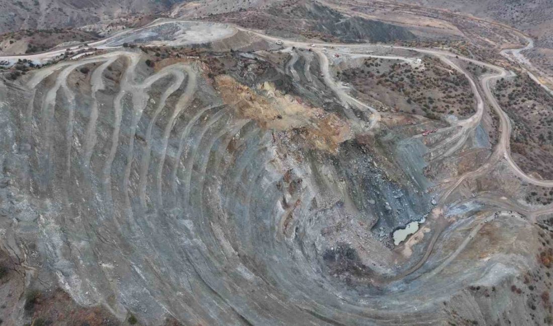 Sivas’ın Divriği ilçesinde meydana gelen göçük sonrası toprak altında kalan