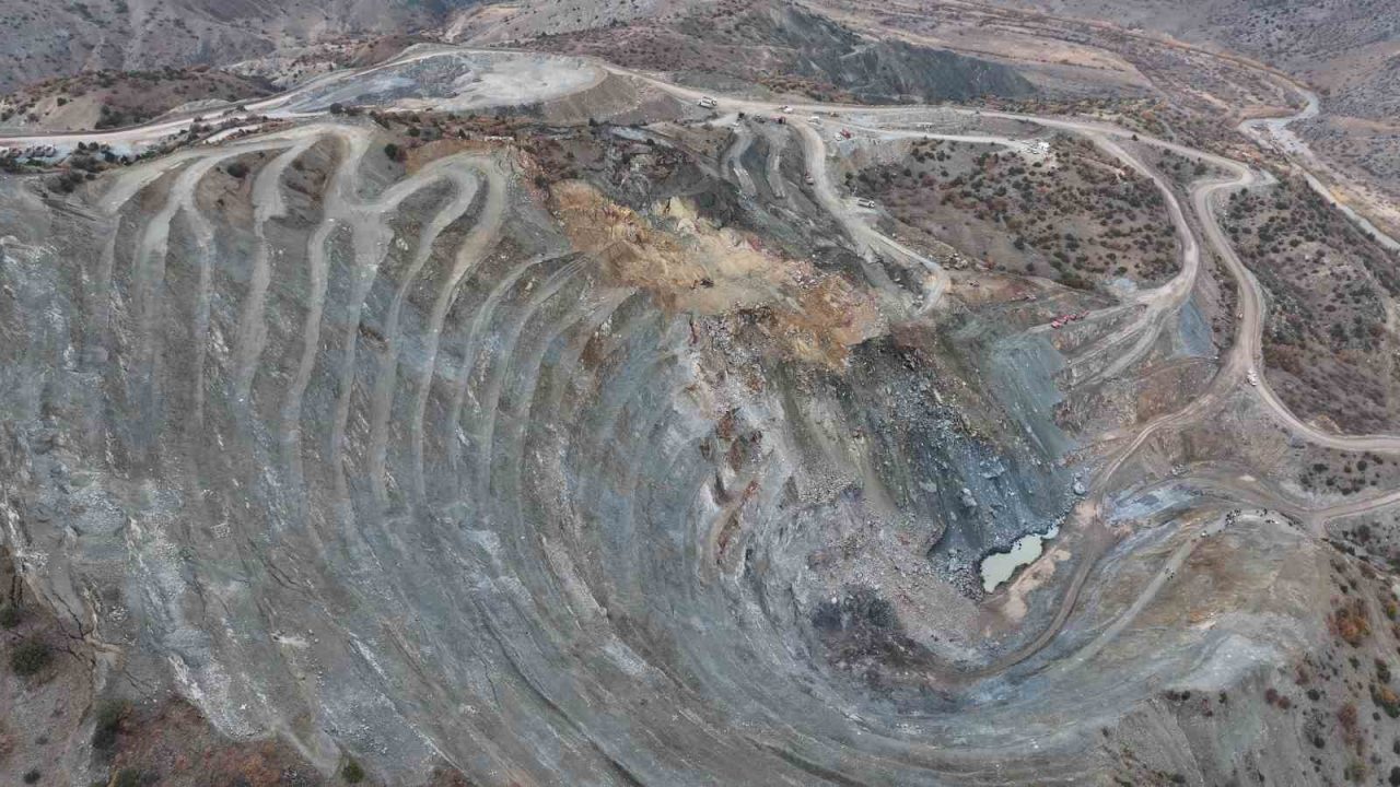 Sivas’ın Divriği ilçesinde meydana gelen göçük sonrası toprak altında kalan