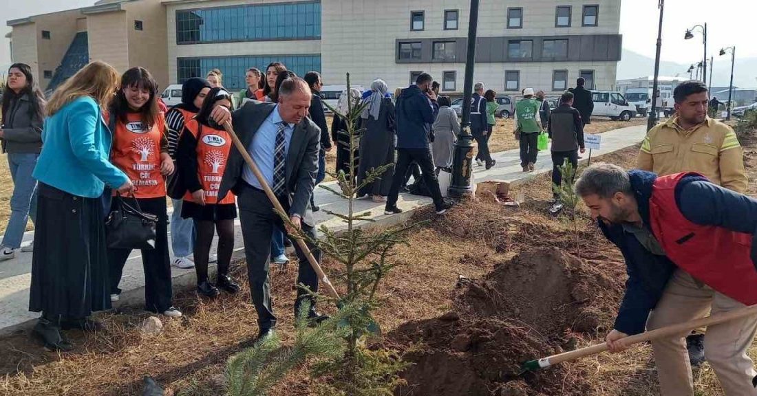 Cumhurbaşkanı Recep Tayyip Erdoğan öncülüğünde 11 Kasım Milli Ağaçlandırma Gününde,