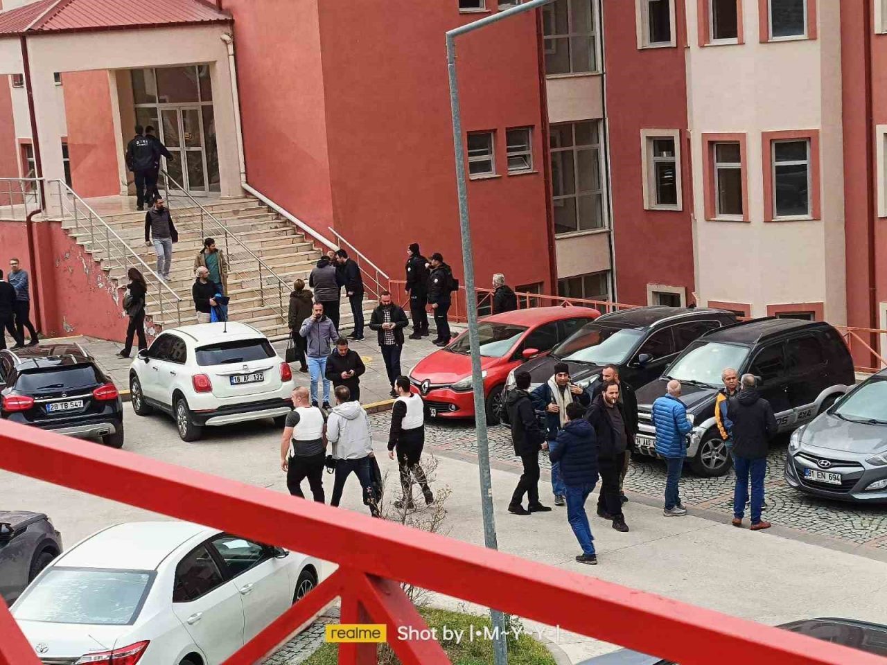 Gümüşhane Üniversitesi’nde çalışan bir personel, silahla başka bir personeli rehin