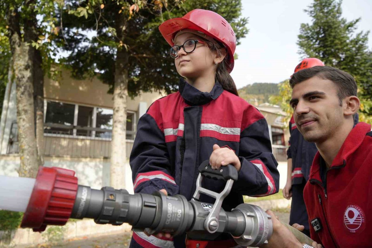 Gümüşhane Üniversitesi Kürtün Meslek Yüksekokulu’nda başlatılan ‘Gençlik İtfaiyesi’ projesiyle çocuklara