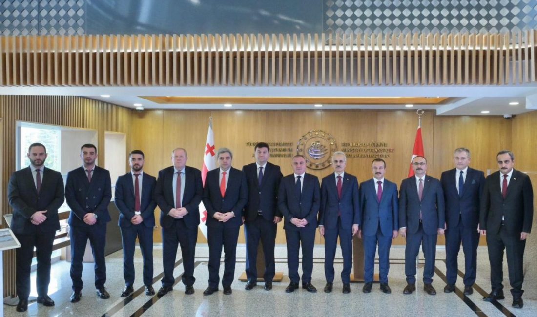 Ulaştırma ve Altyapı Bakanı Abdulkadir Uraloğlu, Gürcistan Altyapı Bakanı Revaz