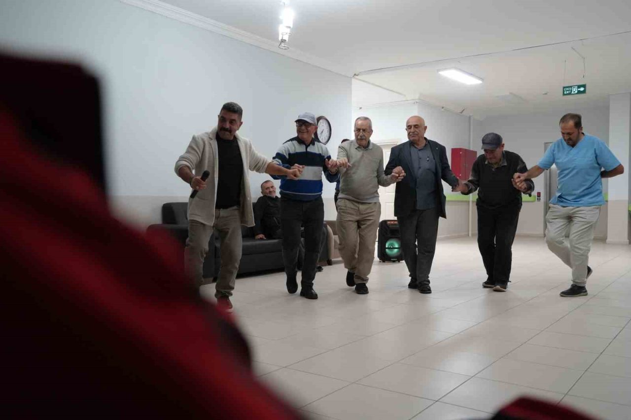 Huzur Bocce Ligi kapsamında Bayburt’a gelen Elazığ Gazi Huzurevi sakinleri,