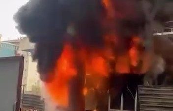 Kocaeli’nin İzmit ilçesinde inşaat alanı önünde bulunan işçi konteyneri alev