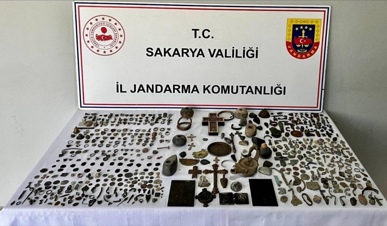 Sakarya’da jandarma ekiplerince gerçekleştirilen kaçakçılık operasyonunda 589 adet Roma Bizans