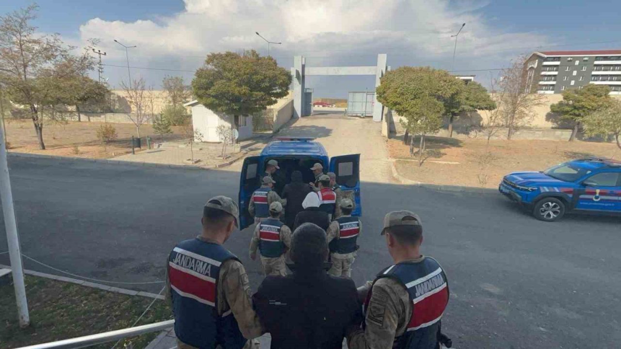 Erzurum’un Horasan ilçesinde kaçak kazı yapan şahıslara yönelik Jandarma ekiplerince