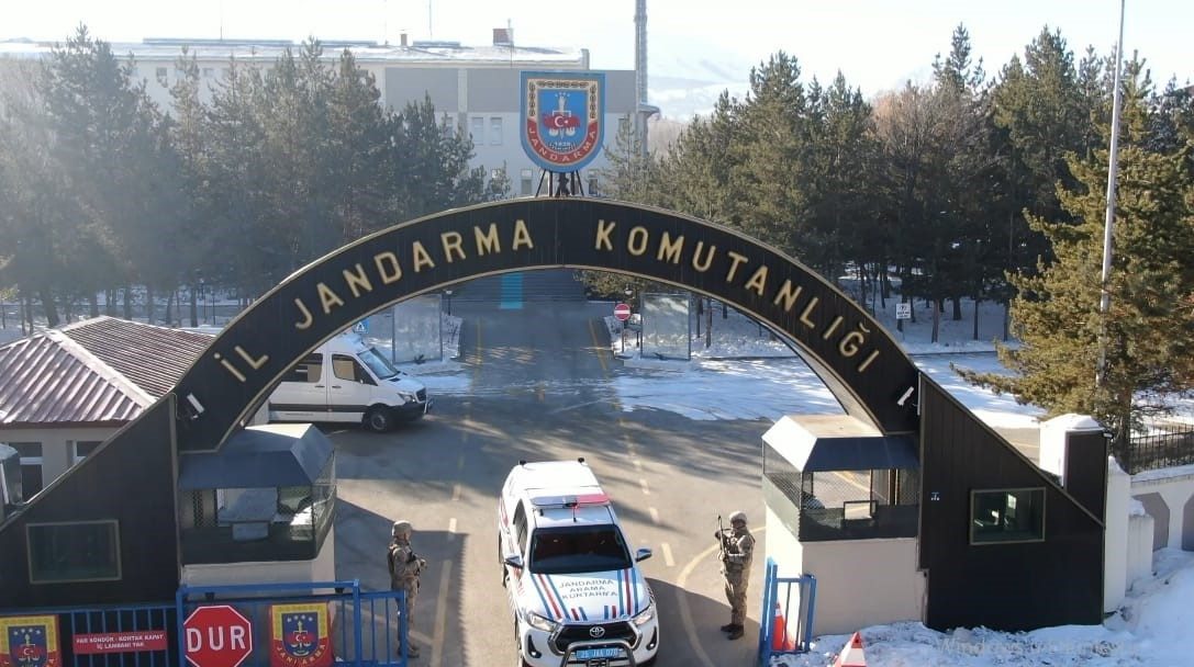 Erzurum İl Jandarma Komutanlığı ekipleri, sosyal medya üzerinden suç işleyen