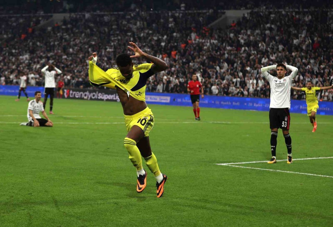 Fenerbahçe’nin Kolombiyalı forveti Jhon Duran, sakatlığı nedeniyle sürecin uzun olduğunu