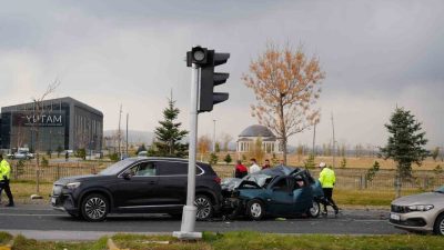 Erzurum’da freni boşalan kamyonun önündeki otomobile çarpması ile zincirleme kaza