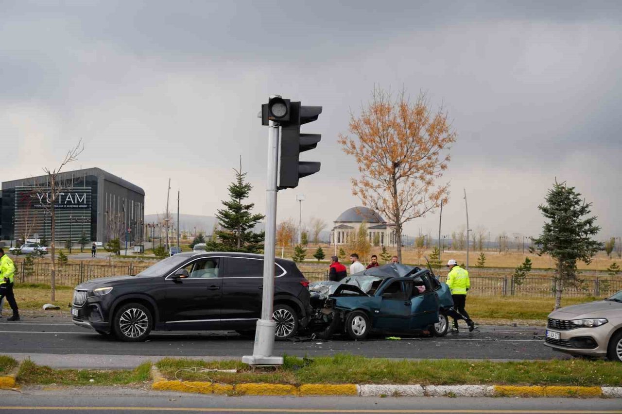 Erzurum’da freni boşalan kamyonun önündeki otomobile çarpması ile zincirleme kaza