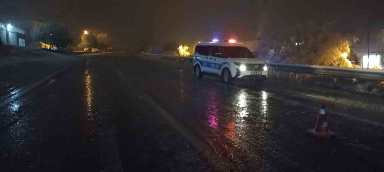 Sivas’ta akşam saatlerinde etkisini artıran yoğun kar ve tipi hayatı