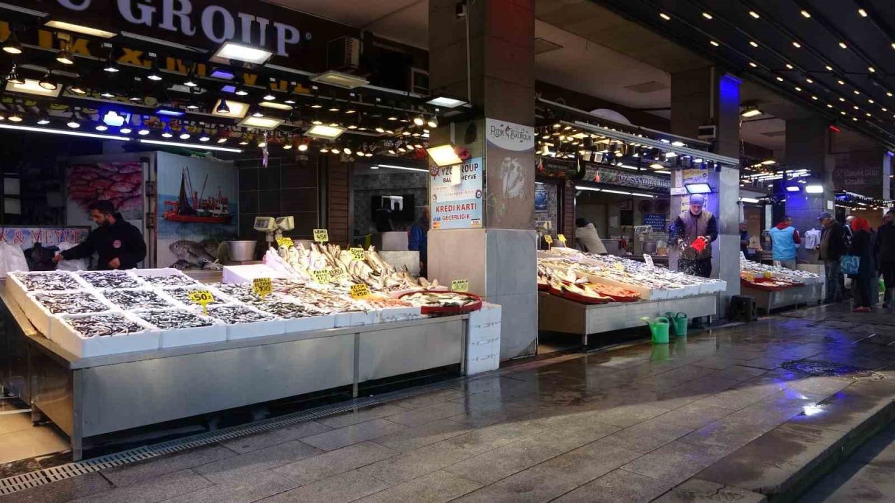 Karadeniz’de son 35 yılın en bereketli hamsi sezonu yaşanıyor. Hamsi