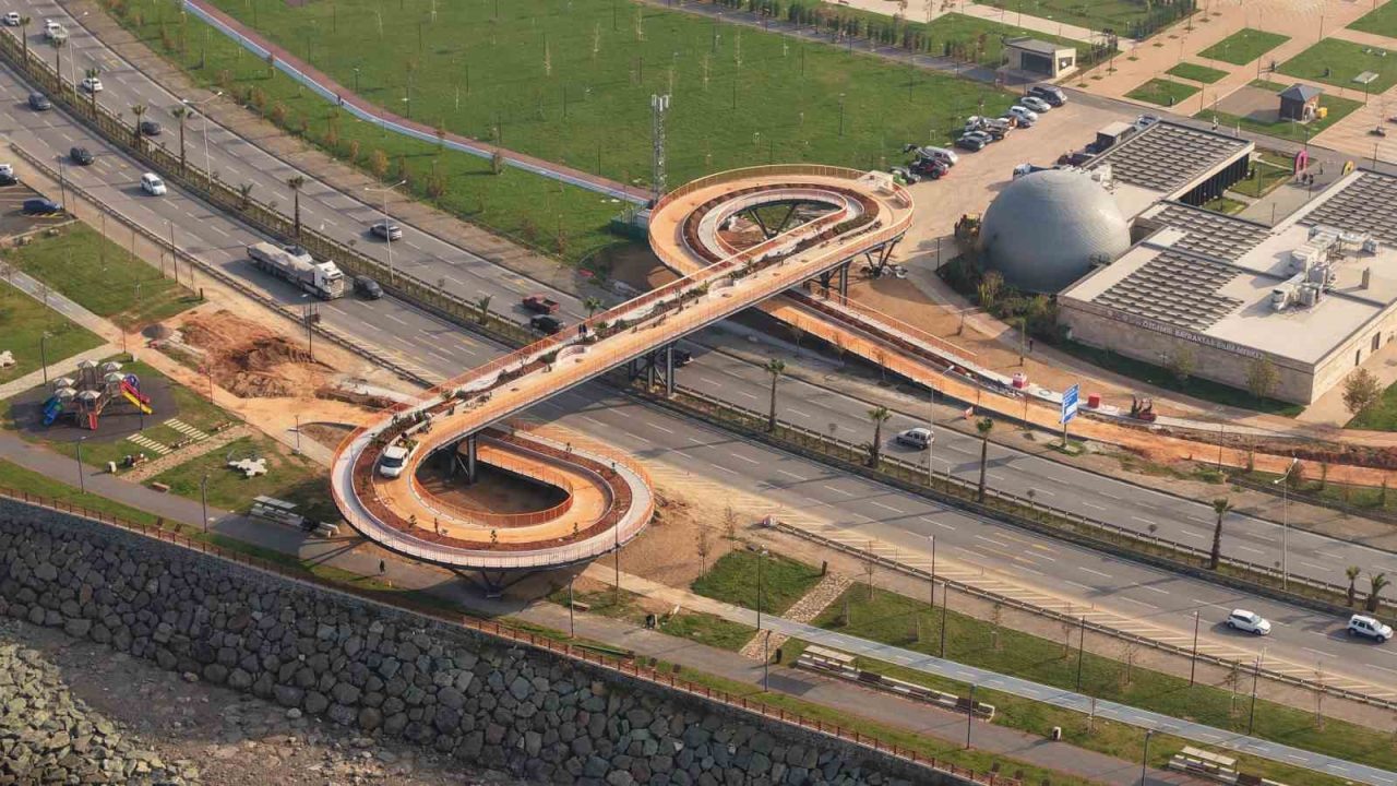 Trabzon’un Ortahisar ilçesi Pazarkapı mahallesinde Karadeniz Sahil Yolu üzerinde yapımı