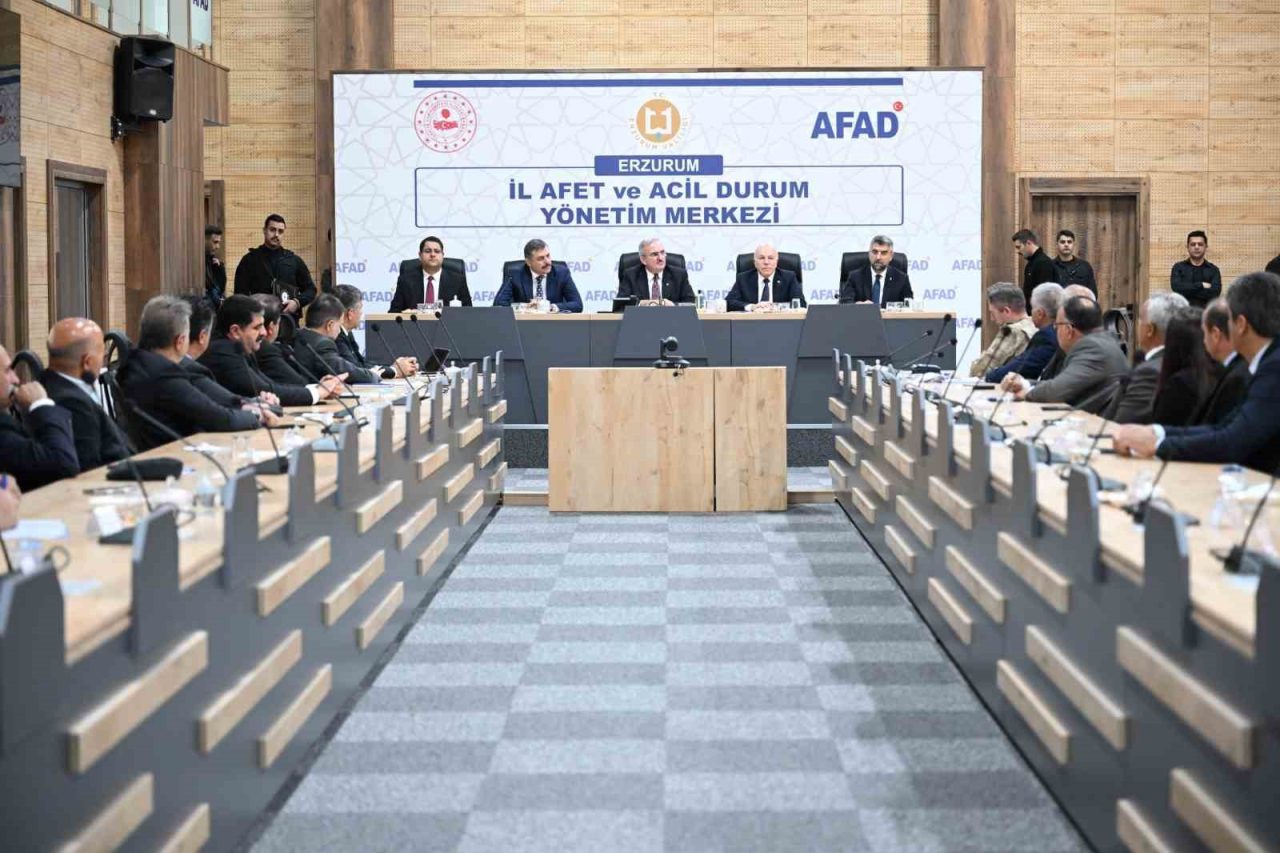 İçişleri Bakan Yardımcısı Münir Karaloğlu, hayvan bakımevlerinin yemek artıklarından kendi