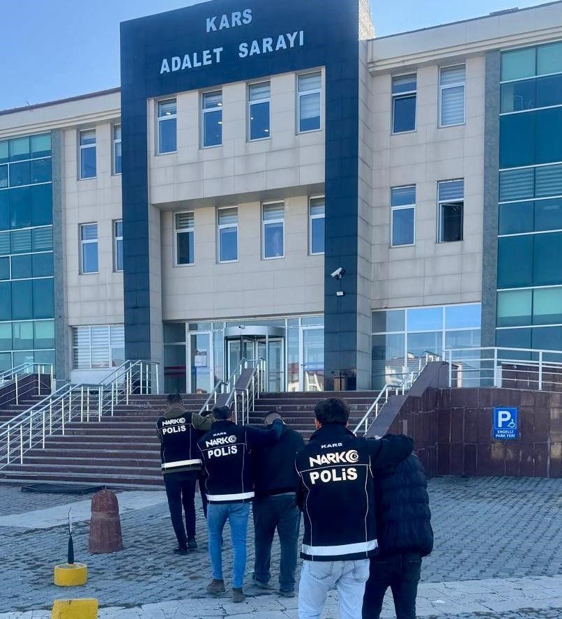 Kars’ta bir aparta narkotik ekiplerince operasyon düzenlendi. Düzenlenen operasyonda gözaltına