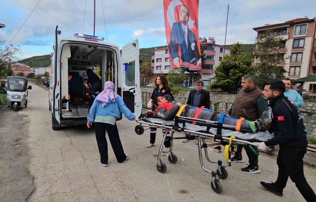 Kastamonu’nun Cide ilçesinde kaskı olmayan motosiklet sürücüsü, geçirdiği kaza sonrası