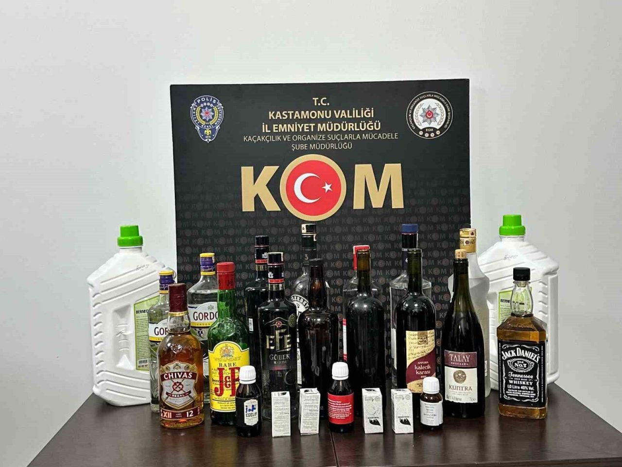 Kastamonu’da polis ekiplerince yapılan çalışmalar sonucu 10 litre etil alkol