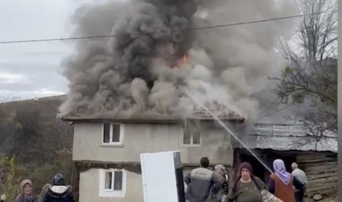 Kastamonu’nun Taşköprü ilçesinde çıkan ev yangını itfaiye ekipleri tarafından söndürüldü.