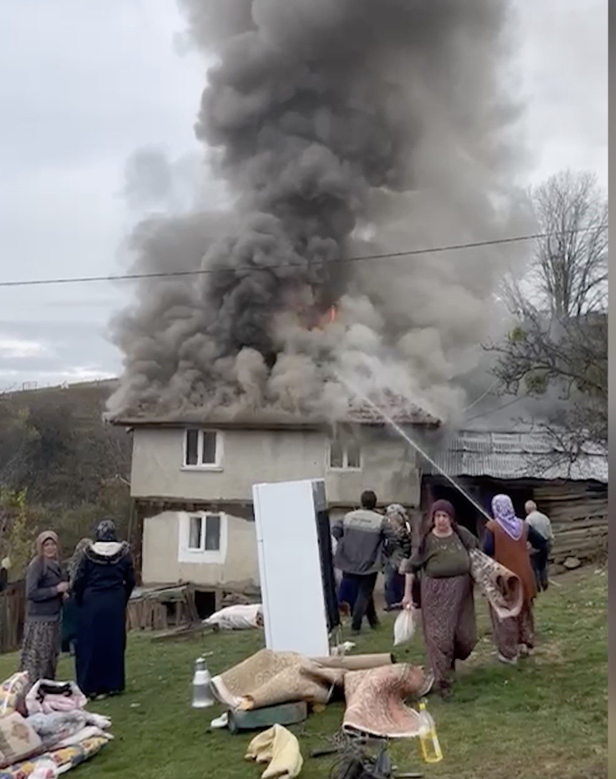Kastamonu’nun Taşköprü ilçesinde çıkan ev yangını itfaiye ekipleri tarafından söndürüldü.