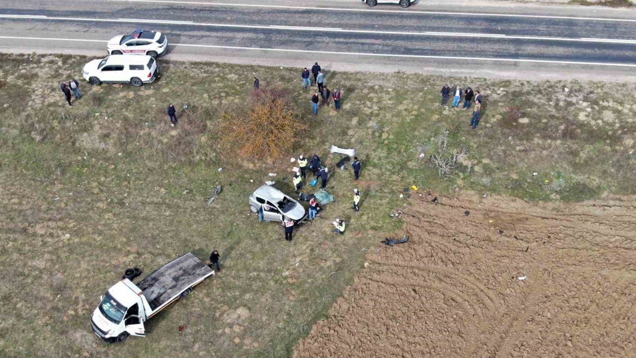 Kastamonu’nun İhsangazi ilçesinde yoldan çıkarak tarlada takla atan otomobildeki iki