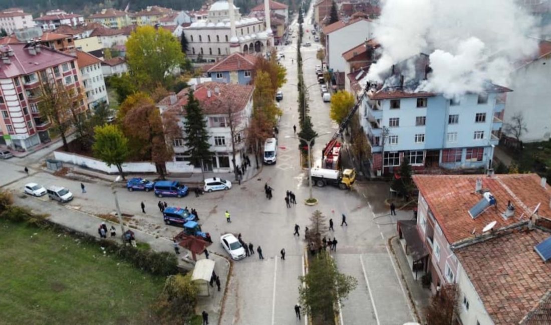 Kastamonu’nun İhsangazi ilçesinde bir binanın çatı kısmında çıkan yangın itfaiye