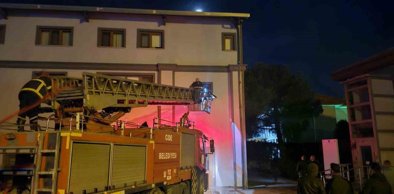Kastamonu’nun Cide ilçesinde Orman İşletme Müdürlüğü’ne ait misafirhanede çıkan yangın,