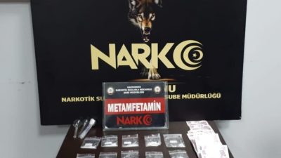 Kastamonu’da polis ekipleri tarafından aracında bulundurduğu uyuşturucu maddeyle yakalan şahıs,