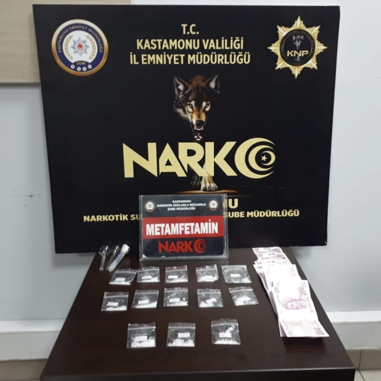 Kastamonu’da polis ekipleri tarafından aracında bulundurduğu uyuşturucu maddeyle yakalan şahıs,