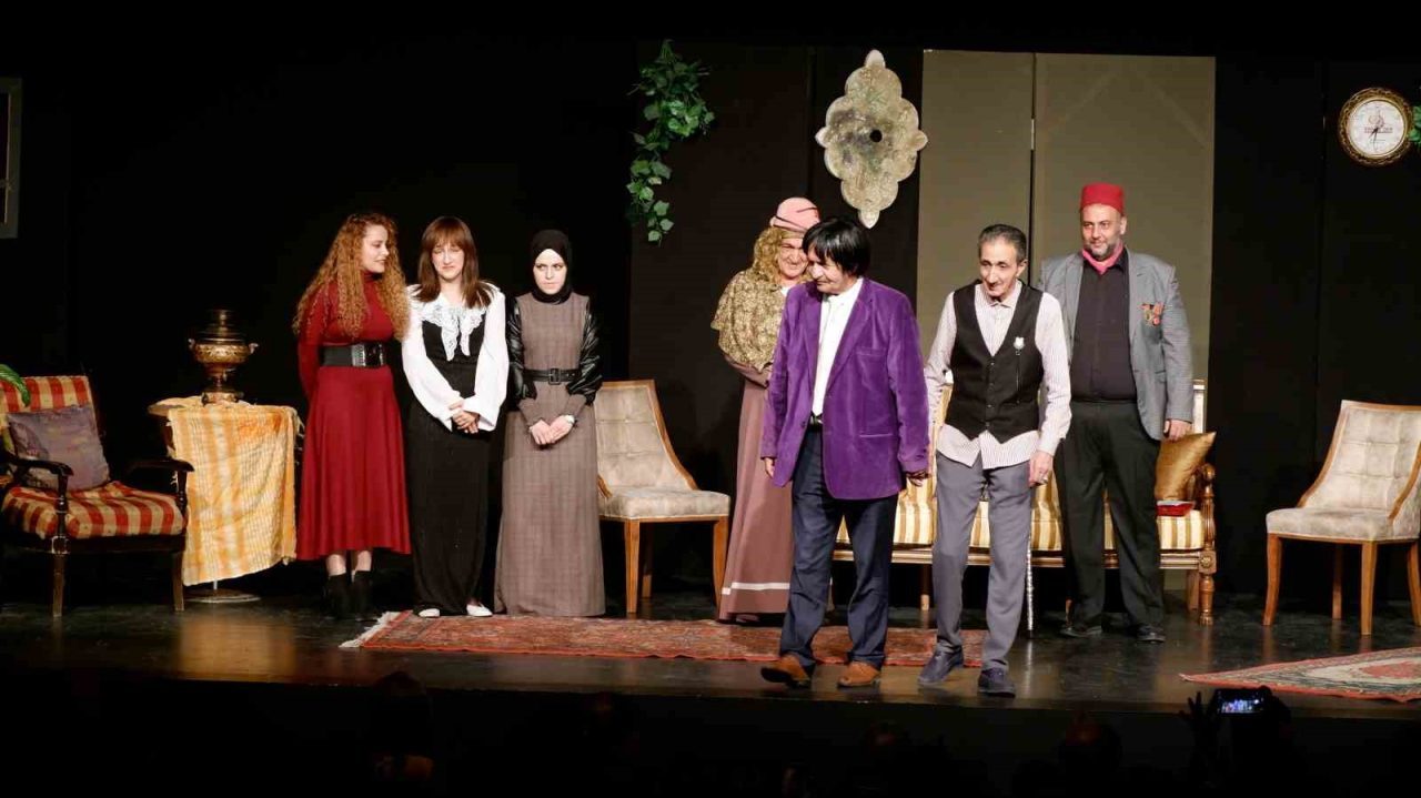 Erzurum Şehir Tiyatrosu’nun sahneye koyduğu “Kılıbık Hayrullah” oyunu yoğun ilgi