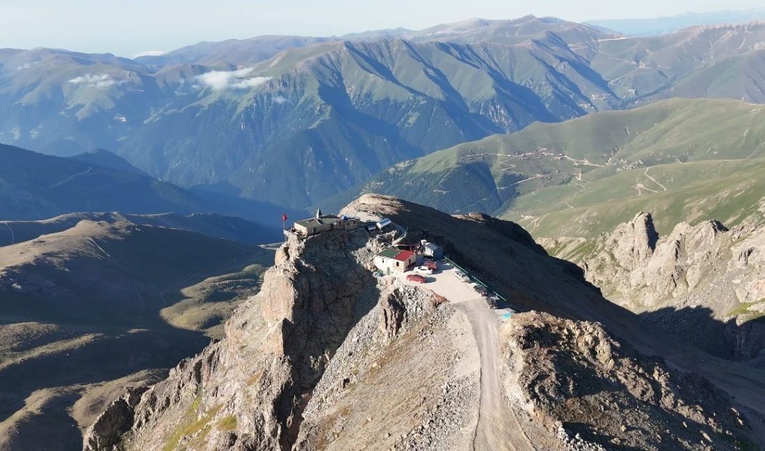Trabzon-Bayburt sınırında, 3 bin 100 rakımda bulunan Kırklar Dağı Mescidi,
