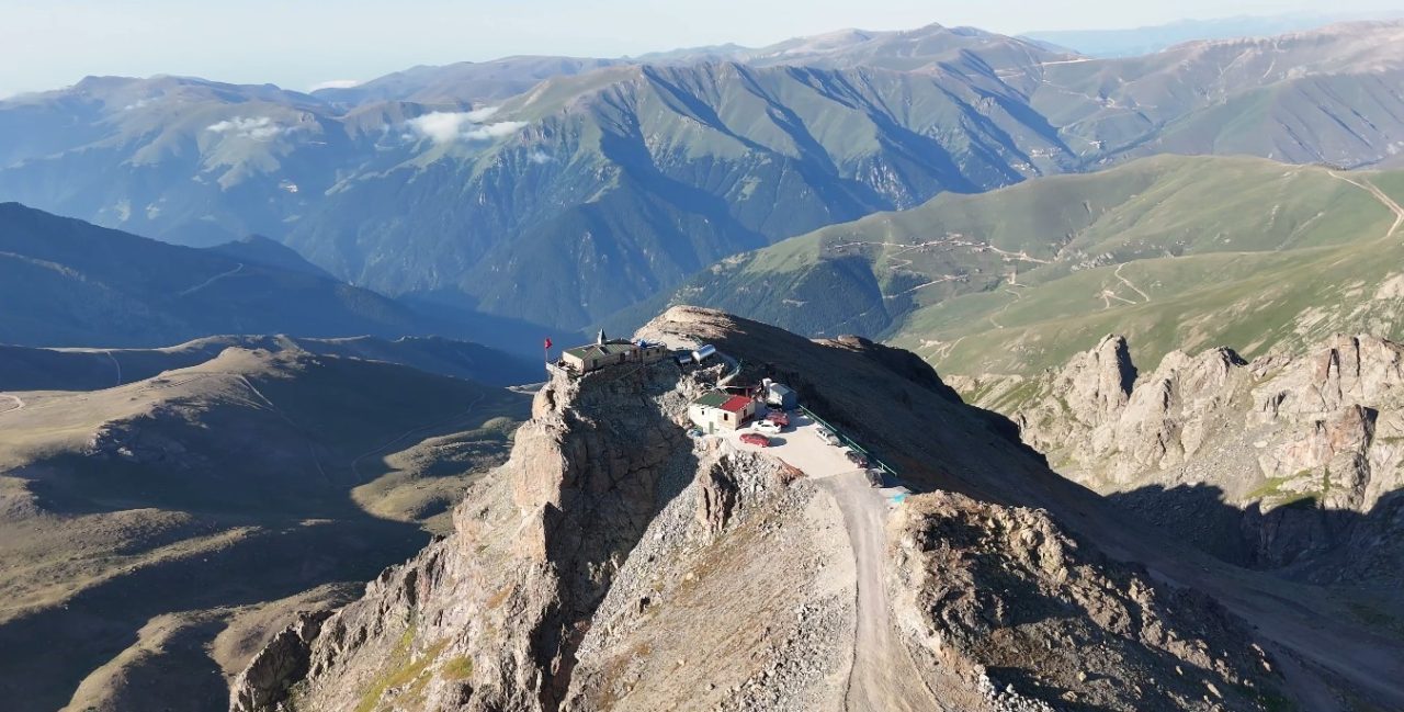 Trabzon-Bayburt sınırında, 3 bin 100 rakımda bulunan Kırklar Dağı Mescidi,