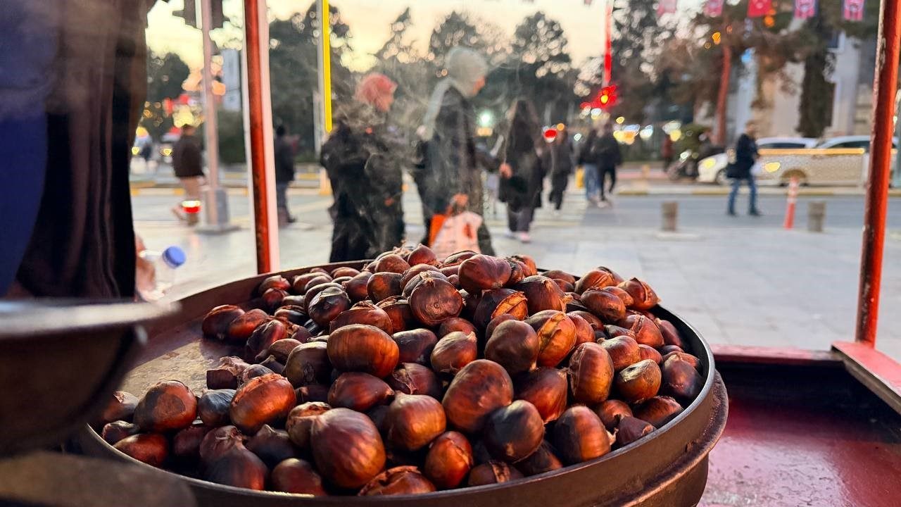 Havaların iyice soğumasıyla birlikte Erzincan sokaklarında kestane kokusu yeniden yükselmeye