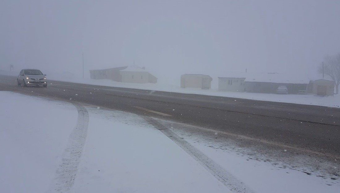 Erzincan’ı Sivas’a bağlayan 2190 rakımdaki Kızıldağ Geçidinde kar yağışı etkili