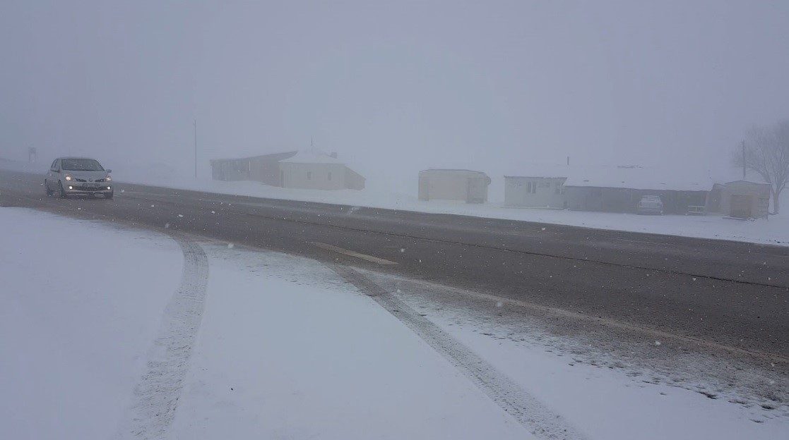 Erzincan’ı Sivas’a bağlayan 2190 rakımdaki Kızıldağ Geçidinde kar yağışı etkili