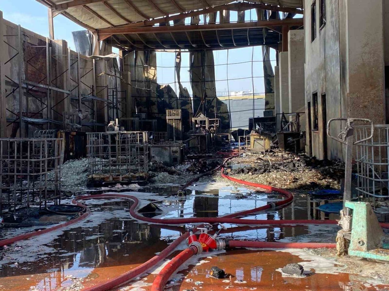 Kocaeli’nin Dilovası ilçesinde parfüm dolum tesisinde 6 kişinin hayatını kaybettiği,