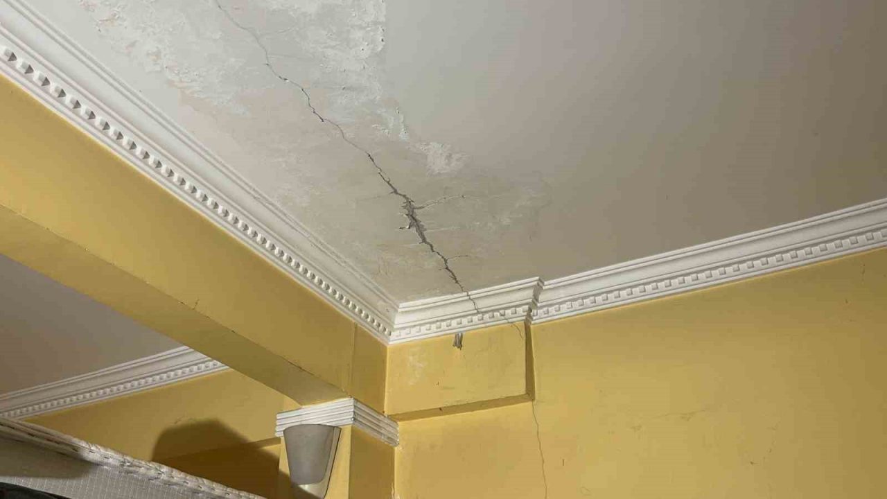 Kocaeli’nin Çayırova ilçesinde 4 katlı bir binanın kolonlarında meydana gelen