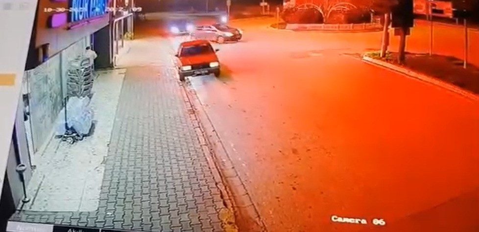 Kocaeli’nin Kartepe ilçesinde meydana gelen kazada, otomobille çarpışan motosiklet sürücüsü